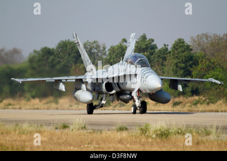 Ein US Marine Corp FA - 18D Hornet-Taxi ist während der Cobra Gold Übungen 11. Februar 2013 am Flügel ein Royal Thai Air Force Base, Nakhon Ratchasima, Thailand. bei Cobra Gold 2013. Kobra-Gold ist eine jährliche militärische Übung mit den Vereinigten Staaten und dem Königreich Thailand Bereitschaft in der Asien-Pazifik-Region zu erhöhen. Stockfoto