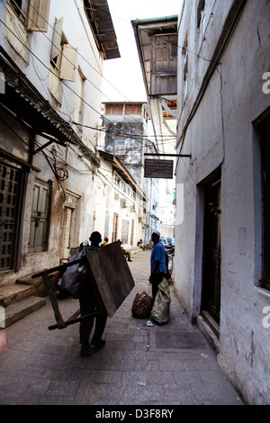 Einheimischen umziehen in ein Verbündeter von Stonetown, Sansibar, Tansania. Stockfoto