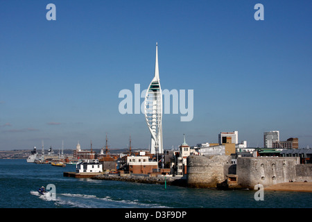 Portsmouth historic Dockyard mit dem Spinnaker Tower von der Isle Of Wight Fähre aus gesehen Stockfoto