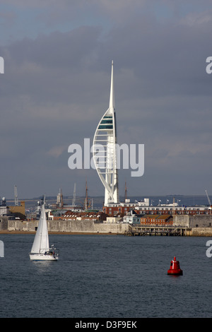 Portsmouth historic Dockyard mit dem Spinnaker Tower von der Isle Of Wight Fähre aus gesehen Stockfoto