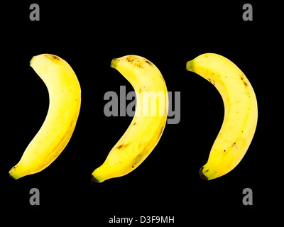 3 reife Bananen auf schwarzem Hintergrund isoliert Stockfoto