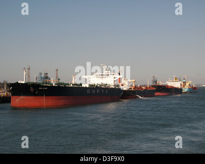 Linie von Öltankern festgemacht an der Esso Fawley Ölraffinerie Hampshire England UK Stockfoto