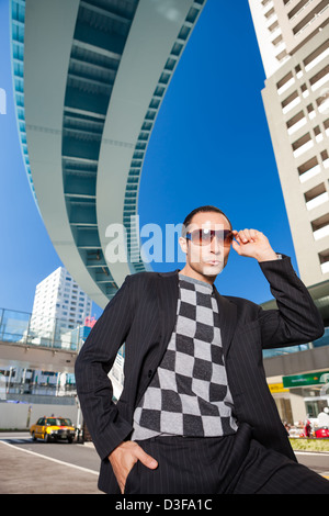 Stilvollen Mann Porträt in Großstadt Stockfoto