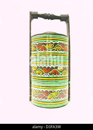 Eine bunte TradiA bunten traditionellen Tiffin Träger von Bagan, Birma isoliert auf weißem Hintergrund, Handmade von Bagan, Myanmar Stockfoto