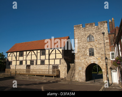 West Gate und Tudor Händler Halle Bestandteil der mittelalterlichen Mauern von Southampton Hampshire England UK Stockfoto