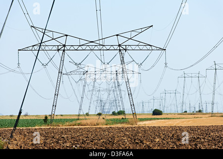 Hochspannungsleitungen in der Nähe von AKW in Nord-Bulgarien Stockfoto