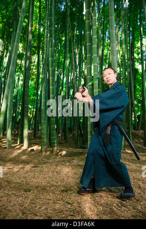 Samurai Katana Grasnarbe halten Stockfoto