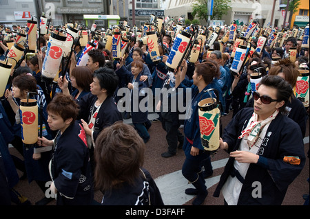 Einheimischen gekleidet in Festival Happi Mäntel mit Laternen in Parade während Gotenyatai Hikimawashi Festival in Hamamatsu, Japan Stockfoto