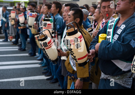 Einheimische Männer, gekleidet in Festival Happi Mäntel mit Laternen in Parade während Gotenyatai Hikimawashi Festival in Hamamatsu, Japan Stockfoto