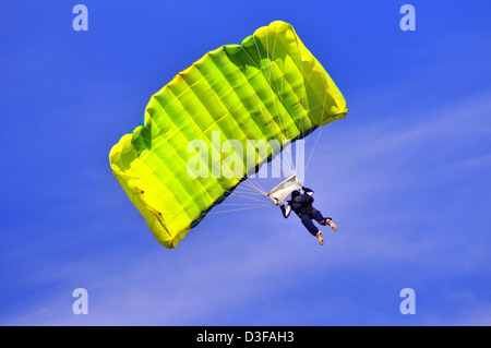 Rechteckige gelb-grün-Fallschirm am blauen Himmel Stockfoto