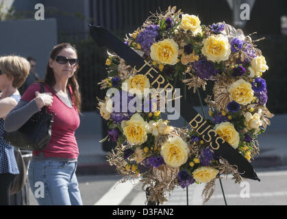 18. Februar 2013 - Los Angeles, Kalifornien, USA. S. - schaut eine Frau einen Kranz am Montag langjähriger Lakers-Besitzer Jerry Buss am Tor zum Walk of Fame gewidmet. (Kredit-Bild: © Ringo Chiu/ZUMAPRESS.com) Stockfoto