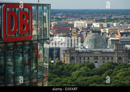 Berlin, Deutschland, Stadtbild mit Logo der Deutschen Bahn und der Reichstag Stockfoto