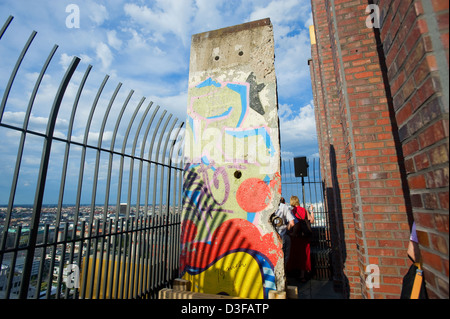 Berlin, Deutschland, Berliner Mauer Teil auf der Aussichtsplattform des Kollhoff-Tower Stockfoto