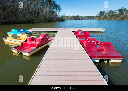 Paddelboote, angeschlossen an das Dock zur Miete bei Callaway Gardens, Pine Mountain, Georgia Stockfoto