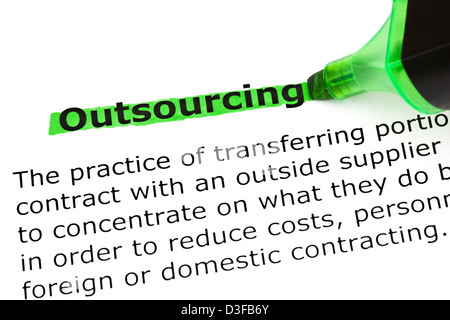 Definition des Wortes Outsourcing, grün markiert mit Filzstift. Stockfoto