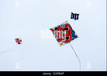 Bunte traditionelle Papier und Bambus Drachen steigen im Wind bei Hamamatsu Takoage Gassen, jährliche kämpfen Drachenfest in Japan Stockfoto