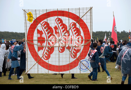 Team-Mitglieder halten Kite bereit für den Start in Hamamatsu Takoage Gassen, jährliche kämpfen Drachenfest in Hamamatsu, Shizuoka, Japan Stockfoto