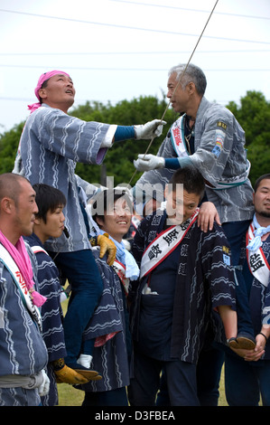 Kite flying Team von Männern Haltelinie bei Hamamatsu Takoage Gassen, jährliche kämpfen Drachenfest in Hamamatsu, Shizuoka, Japan. Stockfoto