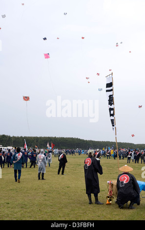 Bunte traditionelle Papier und Bambus Drachen steigen im Wind bei Hamamatsu Takoage Gassen, jährliche kämpfen Drachenfest in Japan Stockfoto