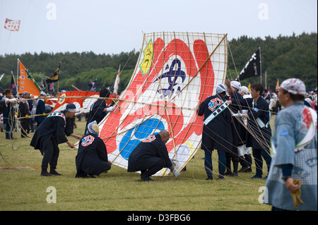 Team-Mitglieder halten Kite bereit für den Start in Hamamatsu Takoage Gassen, jährliche kämpfen Drachenfest in Hamamatsu, Shizuoka, Japan Stockfoto