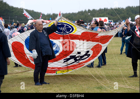 Team-Mitglieder halten Kite bereit für den Start in Hamamatsu Takoage Gassen, jährliche kämpfen Drachenfest in Hamamatsu, Shizuoka, Japan Stockfoto