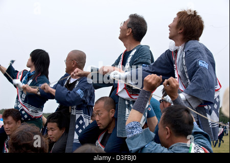 Teammitglieder Kite-Steuerleitung in Messe in Hamamatsu Takoage Gassen, jährliche kämpfen Drachenfest in Hamamatsu, Shizuoka, Japan Stockfoto