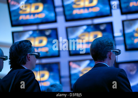 Berlin, Deutschland, Gläser 3D vor Flachbildschirmen von Panasonic Stockfoto