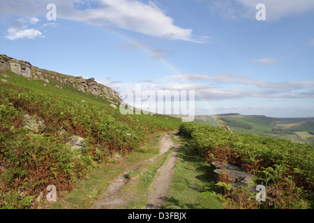 Ein Regenbogen über dem Pfad High Neb am Stanage Edge Derbyshire Peak District Nationalpark England Großbritannien Britisch Englisch Landschaft Landschaft Landschaft Landschaft Landschaft Landschaft Landschaft Landschaft Landschaft Landschaft Landschaft Landschaft Stockfoto