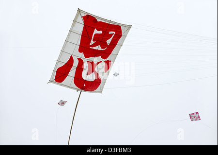 Bunte traditionelle Papier und Bambus Drachen steigen im Wind bei Hamamatsu Takoage Gassen kämpfen Drachenfest in Hamamatsu, Japan Stockfoto