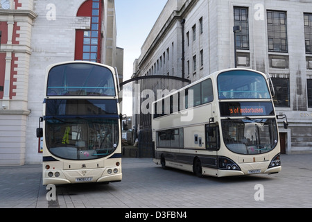 Zwei Sheffield-Busse, die anlässlich des 100. Jahrestags des ersten Busdienstes der Stadt mit Erinnerungsliversen bemalt wurden. TUDOR-Platz Sheffield England Stockfoto