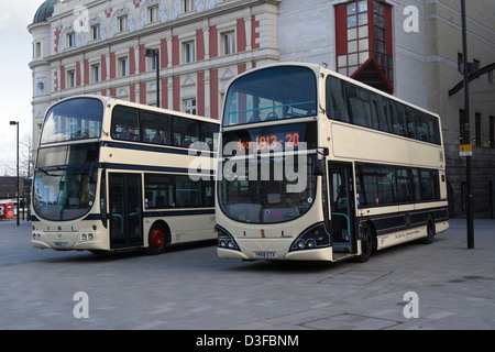 Zwei Sheffield-Busse, die anlässlich des 100. Jahrestags des ersten Busdienstes der Stadt mit Erinnerungsliversen bemalt wurden. TUDOR-Platz Sheffield England Stockfoto