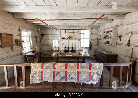 Das Innere dieser Hand gehauen Longleaf Kiefer Blockhaus, das wurde um 1830 erbaut und zog nach Callaway Gardens im Jahr 1959. Stockfoto