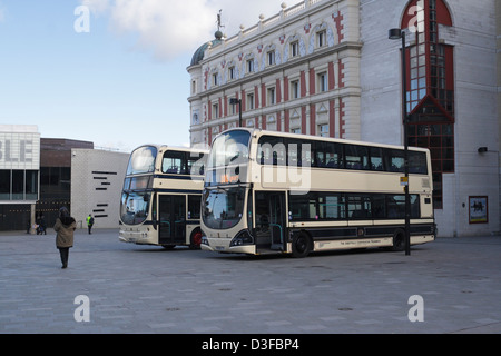 Zwei Sheffield-Busse, die anlässlich des 100. Jahrestags des ersten Busdienstes der Stadt mit Erinnerungsliversen bemalt wurden. TUDOR-Platz Sheffield England Stockfoto