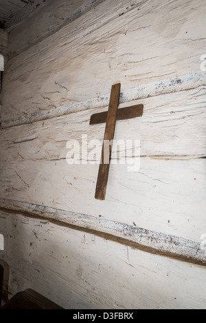 Ein Kreuz hängt an der Wand diese Hand gehauen Longleaf Pine-Blockhütte, die um 1830 erbaute Troup County, Georgia und zog nach Callaway Gardens im Jahr 1959. Stockfoto