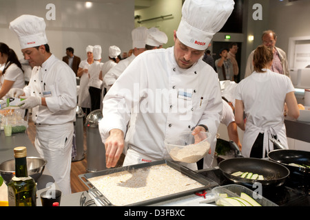 Berlin, Deutschland, Köche kochen, Bosch auf der IFA 2010 Stockfoto