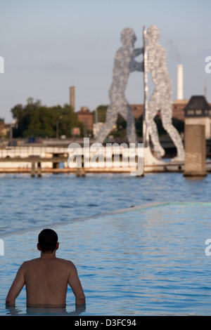 Berlin, Deutschland, Badeschiff auf der Spree und Molecule Man Stockfoto