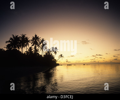 Republik der Malediven, Kaafu Atoll, Sonnenaufgang auf Rannalhi Island Resort Stockfoto