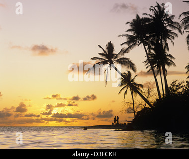 Republik der Malediven, Kaafu Atoll, Sonnenuntergang am Rannalhi Island Resort Stockfoto