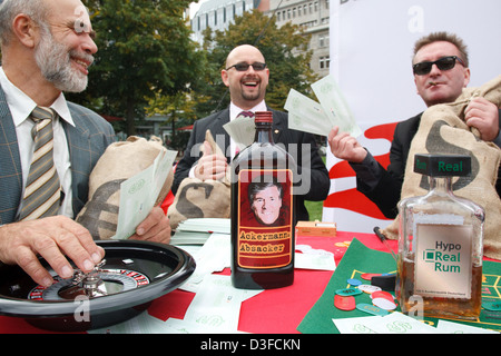 Berlin, Deutschland, Parodie auf Bank handeln, Banker spielen roulette Stockfoto