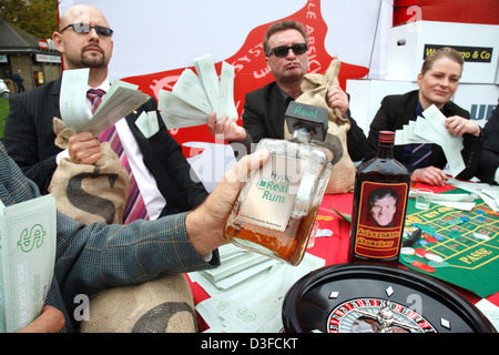 Berlin, Deutschland, Parodie auf Bank handeln, Banker spielen roulette Stockfoto