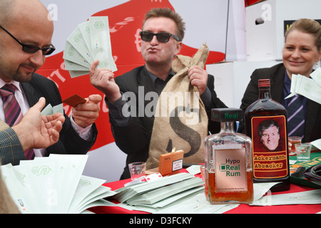 Berlin, Deutschland, Parodie auf Bank handeln, Banker spielen roulette Stockfoto