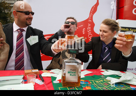 Berlin, Deutschland, Parodie auf Bank handeln, Banker spielen Sie Roulette und Begegnung Stockfoto