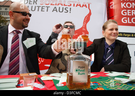 Berlin, Deutschland, Parodie auf Bank handeln, Banker spielen Sie Roulette und Begegnung Stockfoto