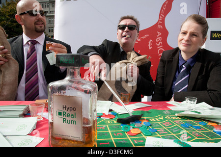 Berlin, Deutschland, Parodie auf Bank handeln, Banker spielen roulette Stockfoto