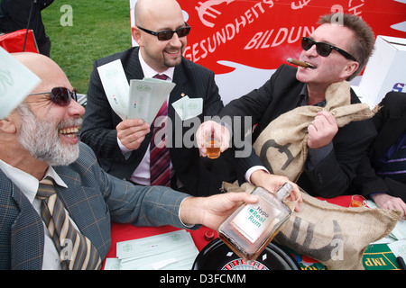 Berlin, Deutschland, Parodie auf Bank handeln, Banker spielen roulette Stockfoto