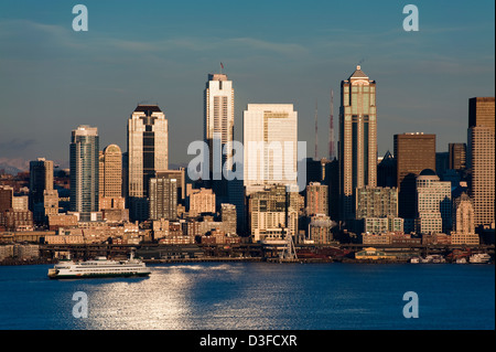 Seattle, Washington Sonnenuntergang mit Blick auf die Elliott Bay mit Fähren und Schlepper Kreuz und quer über den Puget Sound-Bereich. Stockfoto
