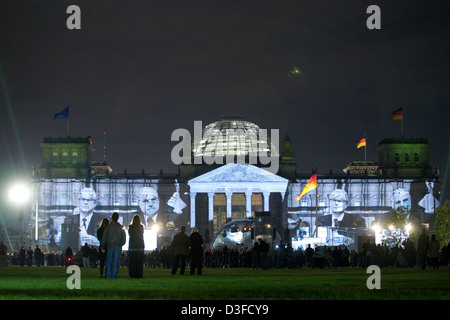 Berlin, Deutschland, beleuchtet Reichstag für den Tag der deutschen Einheit Stockfoto