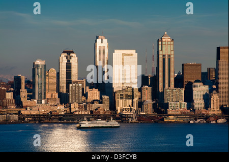Seattle, Washington Sonnenuntergang mit Blick auf die Elliott Bay mit Fähren und Schlepper Kreuz und quer über den Puget Sound-Bereich. Stockfoto