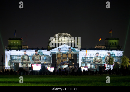 Berlin, Deutschland, beleuchtet Reichstag für den Tag der deutschen Einheit Stockfoto