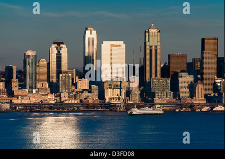 Seattle, Washington Sonnenuntergang mit Blick auf die Elliott Bay mit Fähren und Schlepper Kreuz und quer über den Puget Sound-Bereich. Stockfoto